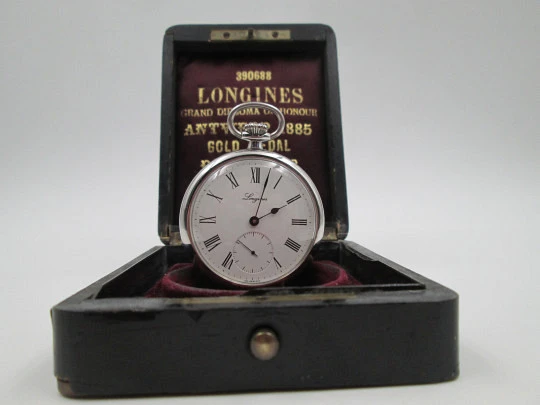 Reloj bolsillo Longines. Acero cromado. Cuerda manual. Estuche de madera. Suiza. 1960