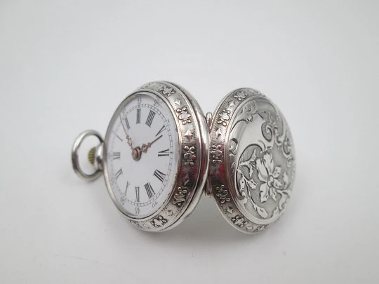 Reloj bolsillo plata ley. Esfera porcelana. Remontoir con pulsador. Motivos florales. 1890