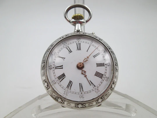 Reloj bolsillo plata ley. Esfera porcelana. Remontoir con pulsador. Motivos florales. 1890