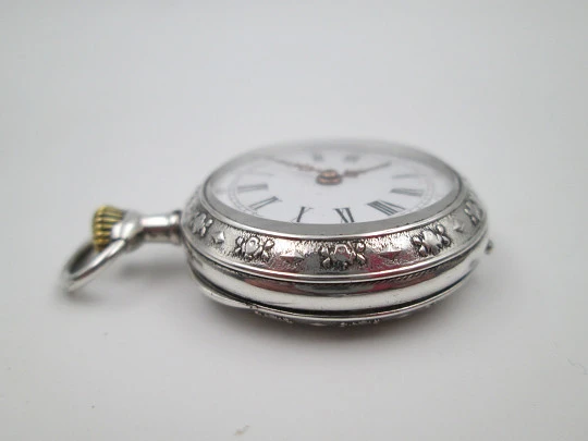 Reloj bolsillo plata ley. Esfera porcelana. Remontoir con pulsador. Motivos florales. 1890
