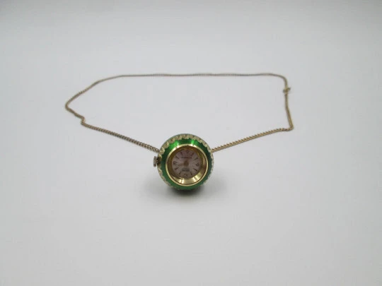 Reloj colgante bola Mortima. Metal dorado y esmalte verde. Cuerda manual. Francia. 1970