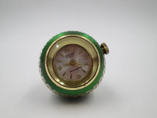 Reloj colgante bola Mortima. Metal dorado y esmalte verde. Cuerda manual. Francia. 1970