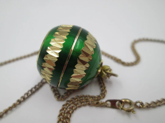 Reloj colgante bola Mortima. Metal dorado y esmalte verde. Cuerda manual. Francia. 1970