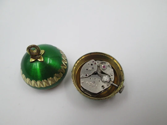 Reloj colgante bola Mortima. Metal dorado y esmalte verde. Cuerda manual. Francia. 1970