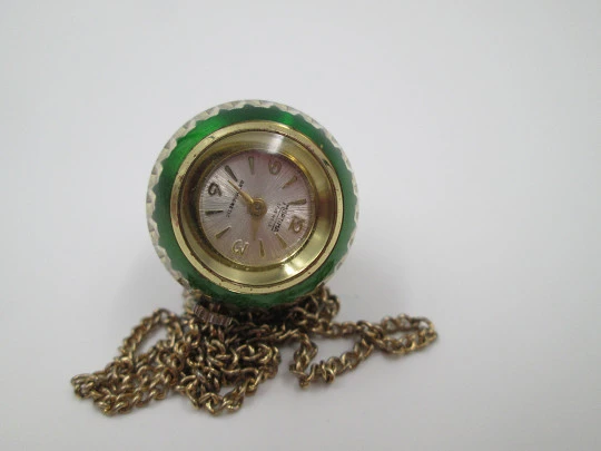 Reloj colgante bola Mortima. Metal dorado y esmalte verde. Cuerda manual. Francia. 1970