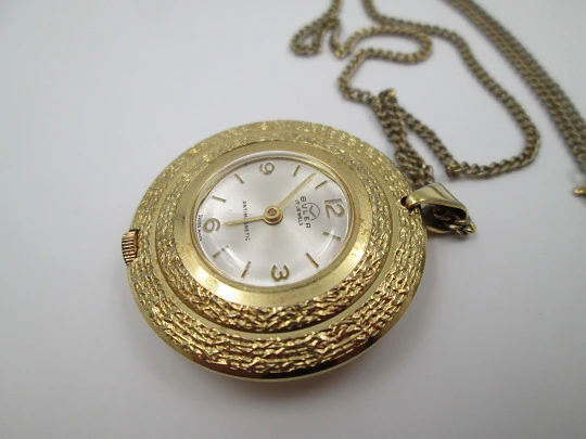 Reloj colgante Buler. Metal dorado y esmalte arquero. Cuerda manual. Suiza