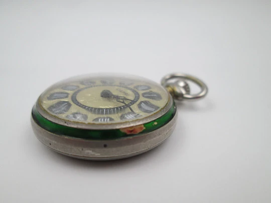 Reloj colgante Capri. Metal plateado y esmalte colores. Remontoir. 1960. Suiza