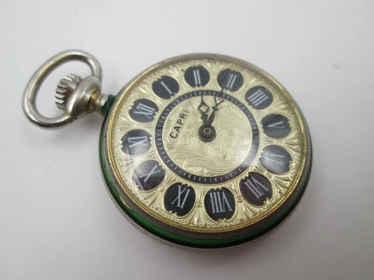 Reloj colgante Capri. Metal plateado y esmalte colores. Remontoir. 1960. Suiza
