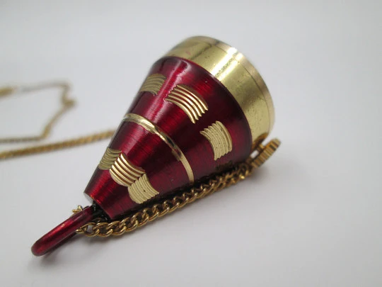 Reloj colgante cónico Mortima. Metal dorado y esmalte rojo. Cuerda manual