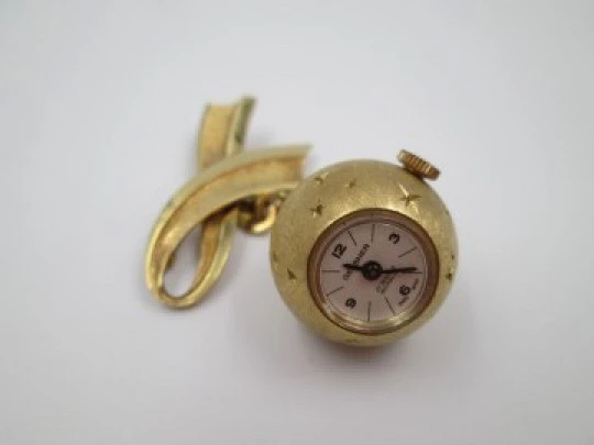 Reloj colgante Gessner. Metal chapado oro. Bola y broche lazo. Años 60