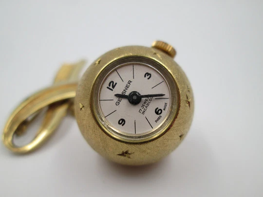 Reloj colgante Gessner. Metal chapado oro. Bola y broche lazo. Años 60