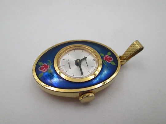 Reloj colgante Grovana. Metal dorado y esmalte de flores. Cuerda manual. Suiza. 1970 Reloj colgante Grovana. Metal dorado y esmalte de flores. Cuerda manual. Suiza. 1970