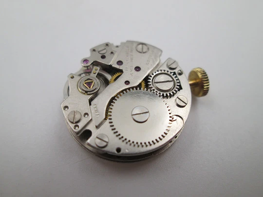Reloj colgante Grovana. Metal dorado y esmalte de flores. Cuerda manual. Suiza. 1970 Reloj colgante Grovana. Metal dorado y esmalte de flores. Cuerda manual. Suiza. 1970