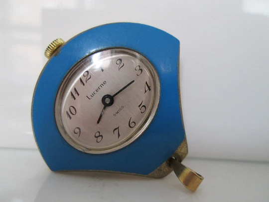 Reloj colgante Lucerne. Chapado oro y esmalte azul. Cuerda. 1960. Suiza