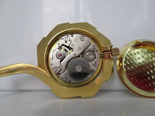 Reloj colgante Lucerne. Metal dorado y esmalte bicolor. 1960