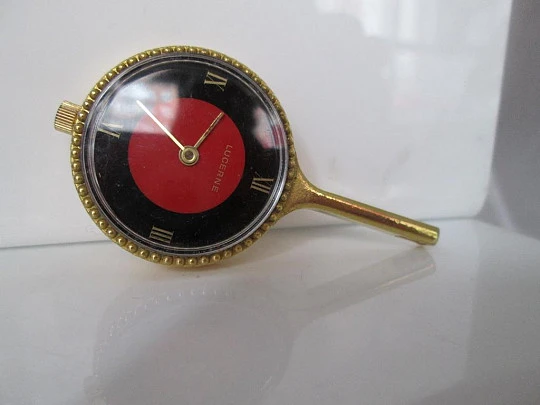 Reloj colgante Lucerne. Metal dorado. Suiza. Cuerda. 1960