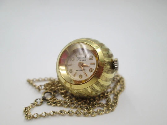 Reloj colgante Mortima con cadena. Metal dorado. Cuerda manual. Forma bola. Francia