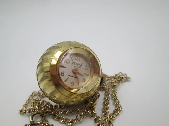 Reloj colgante Mortima con cadena. Metal dorado. Cuerda manual. Forma bola. Francia