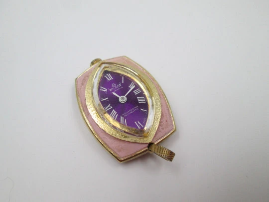 Reloj colgante Wilson. Metal dorado y esmalte. Esfera morada. Cuerda. Suiza. 1970