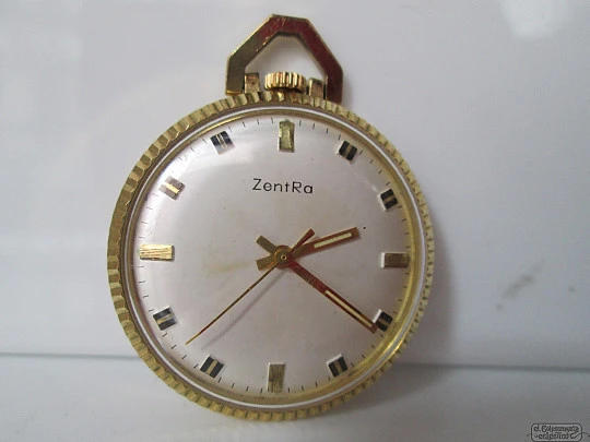 Reloj colgante Zentra. Metal chapado oro. Cuerda manual. Alemania. 1960