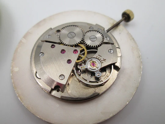 Reloj colgante Zentra. Metal chapado oro. Cuerda manual. Argolla. Alemania. 1960