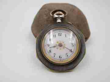 Reloj colgante. Hierro y metal dorado. Dial porcelana. 1890. Remontoir. Suiza