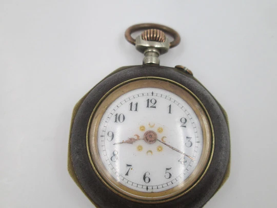 Reloj colgante. Hierro y metal dorado. Dial porcelana. 1890. Remontoir. Suiza