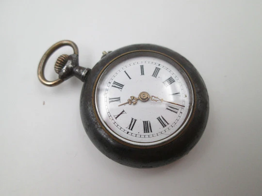 Reloj colgante. Hierro y metal dorado. Dial porcelana. 1890. Remontoir. Suiza