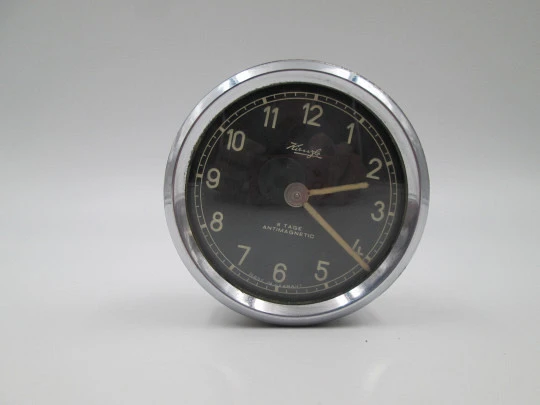 Reloj consola automóvil Kienzle. Metal plateado. Dial negro. Cuerda ocho días. 1940