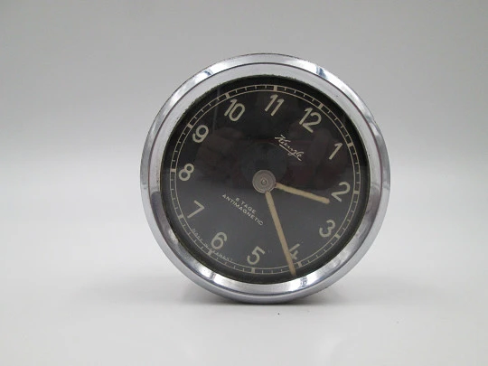 Reloj consola automóvil Kienzle. Metal plateado. Dial negro. Cuerda ocho días. 1940