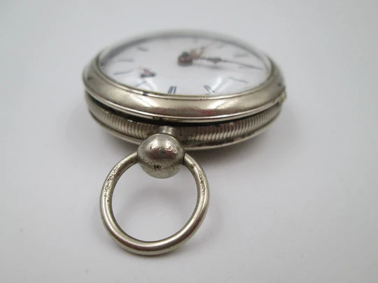 Reloj de bolsillo catalino. Metal plateado. Esfera porcelana blanca. Cuerda a llave