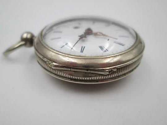 Reloj de bolsillo catalino. Metal plateado. Esfera porcelana blanca. Cuerda a llave