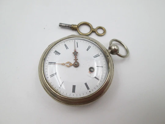 Reloj de bolsillo catalino. Metal plateado. Esfera porcelana blanca. Cuerda a llave