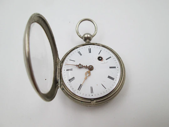 Reloj de bolsillo catalino. Metal plateado. Esfera porcelana blanca. Cuerda a llave