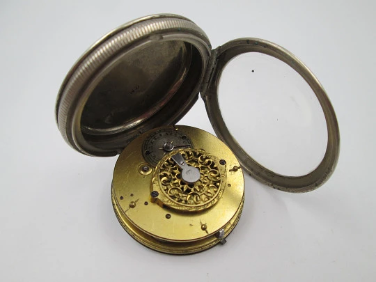 Reloj de bolsillo catalino. Metal plateado. Esfera porcelana blanca. Cuerda a llave