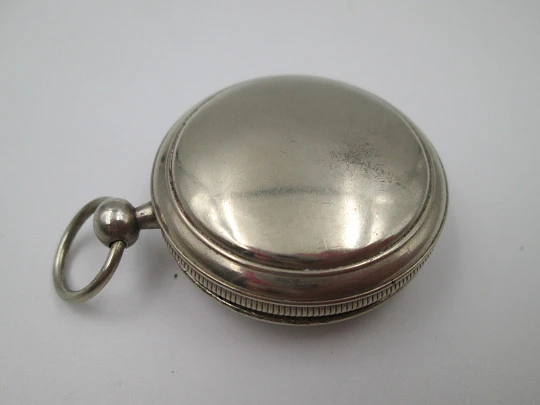 Reloj de bolsillo catalino. Metal plateado. Esfera porcelana blanca. Cuerda a llave