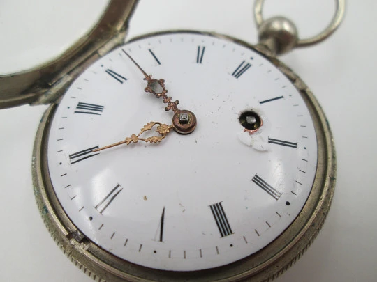 Reloj de bolsillo catalino. Metal plateado. Esfera porcelana blanca. Cuerda a llave