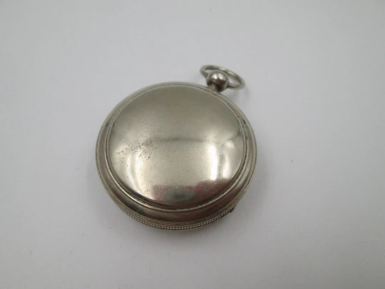 Reloj de bolsillo catalino. Metal plateado. Esfera porcelana blanca. Cuerda a llave