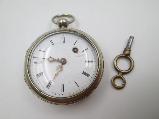 Reloj de bolsillo catalino. Metal plateado. Esfera porcelana blanca. Cuerda a llave