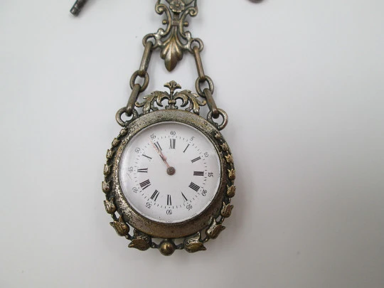 Reloj de bolsillo con chatelaine. Metal plateado. Cuerda a llaves. Siglo XIX