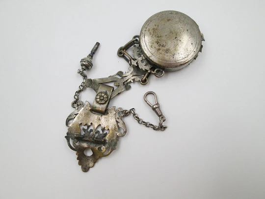 Reloj de bolsillo con chatelaine. Metal plateado. Cuerda a llaves. Siglo XIX