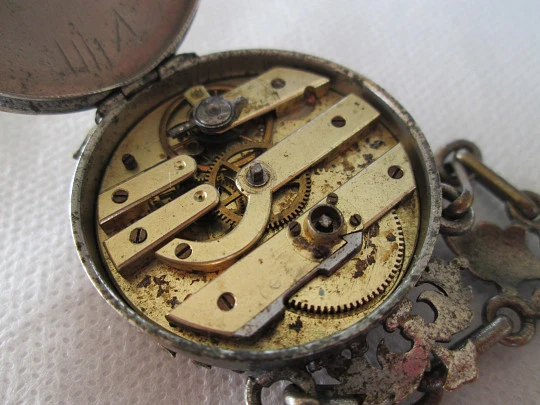 Reloj de bolsillo con chatelaine. Metal plateado. Cuerda a llaves. Siglo XIX