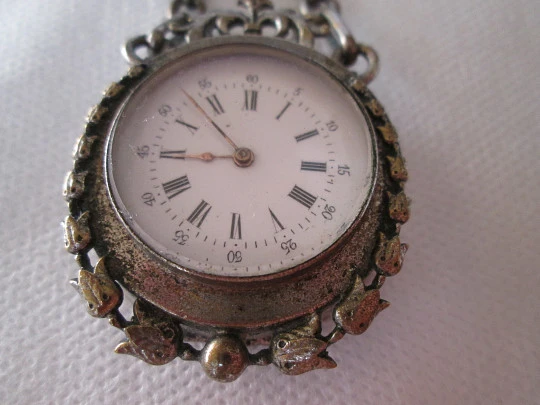 Reloj de bolsillo con chatelaine. Metal plateado. Cuerda a llaves. Siglo XIX