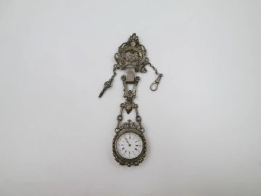 Reloj de bolsillo con chatelaine. Metal plateado. Cuerda a llaves. Siglo XIX