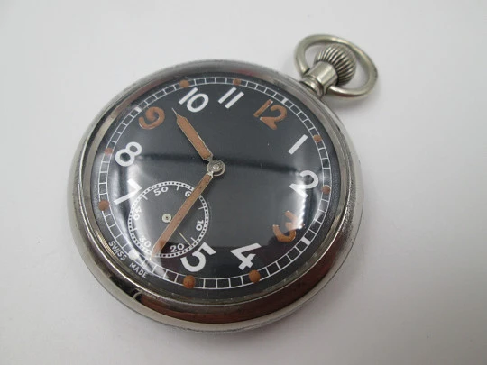 Reloj de bolsillo militar. Metal plateado. Esfera negra. Cuerda manual. Segundero. Suiza. 1940
