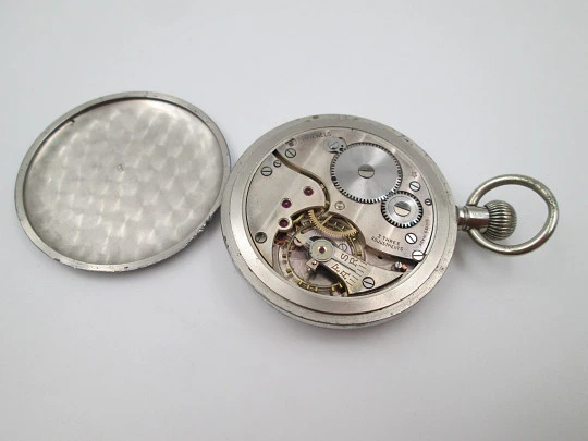 Reloj de bolsillo militar. Metal plateado. Esfera negra. Cuerda manual. Segundero. Suiza. 1940