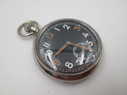 Reloj de bolsillo militar. Metal plateado. Esfera negra. Cuerda manual. Segundero. Suiza. 1940