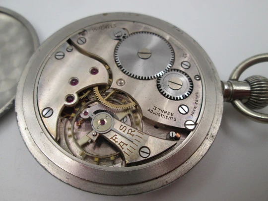 Reloj de bolsillo militar. Metal plateado. Esfera negra. Cuerda manual. Segundero. Suiza. 1940