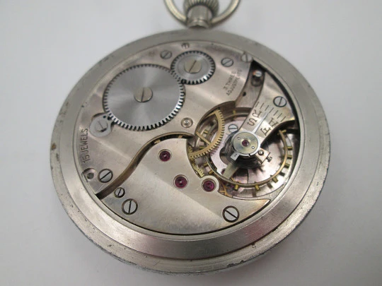 Reloj de bolsillo militar. Metal plateado. Esfera negra. Cuerda manual. Segundero. Suiza. 1940