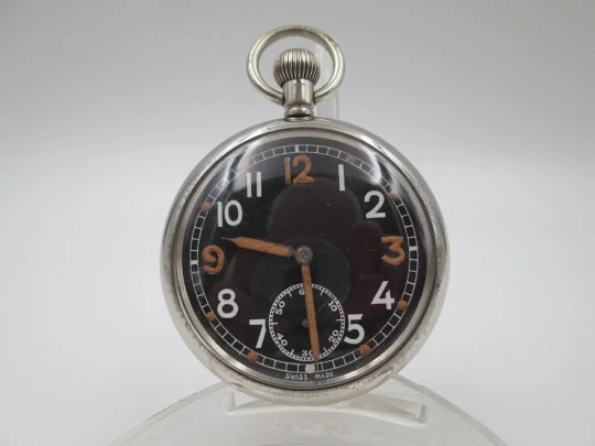 Reloj de bolsillo militar. Metal plateado. Esfera negra. Cuerda manual. Segundero. Suiza. 1940